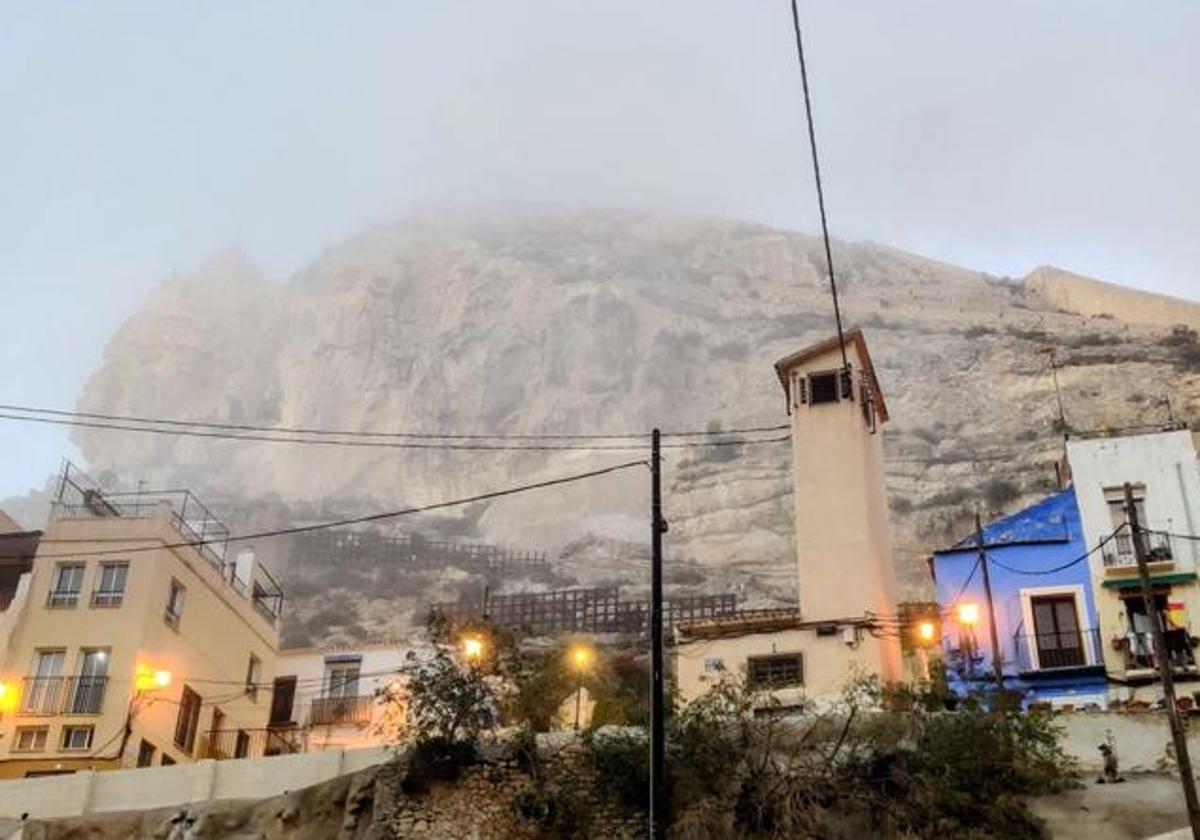 El castillo de Santa Bárbará cubierto por la niebla en una imagen de archivo.