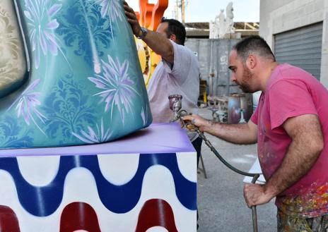 Imagen secundaria 1 - El equipo de Pachi ultima los retoques en pintura antes de subir las piezas al tráiler que llevará las hogueras a Córdoba.