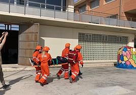 Simulación de un rescate en camilla.