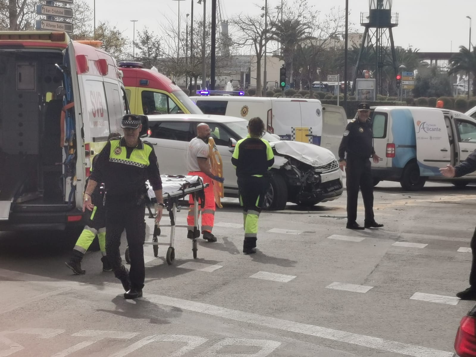 Imagen principal - El estado de los vehículos y el tráfico que ha provocado el accidente
