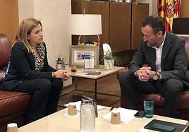 Pilar Bernabé, delegada del Gobierno en la Comunitat, y Carlos González, alcalde de Elche.