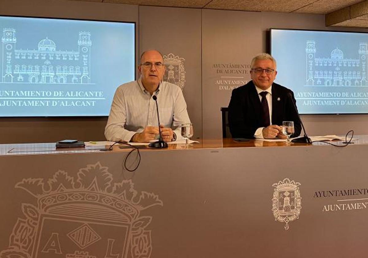 Manuel Villar y Antonio Manresa, portavoz y portavoz adjunto, en la rueda de prensa posterior a la Junta de Gobierno Local.