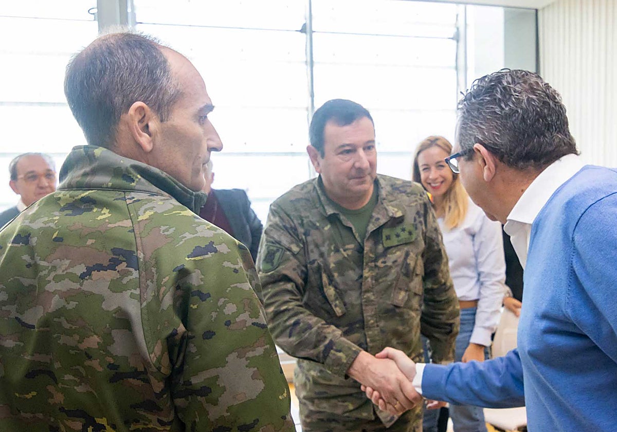 El alcalde de Benidorm saluda a los responsables del MOE con base en Alicante