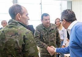 El alcalde de Benidorm saluda a los responsables del MOE con base en Alicante