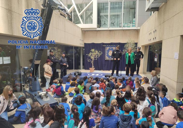 La Policía Nacional celebra las Jornadas de la Administración Abierta en Alicante