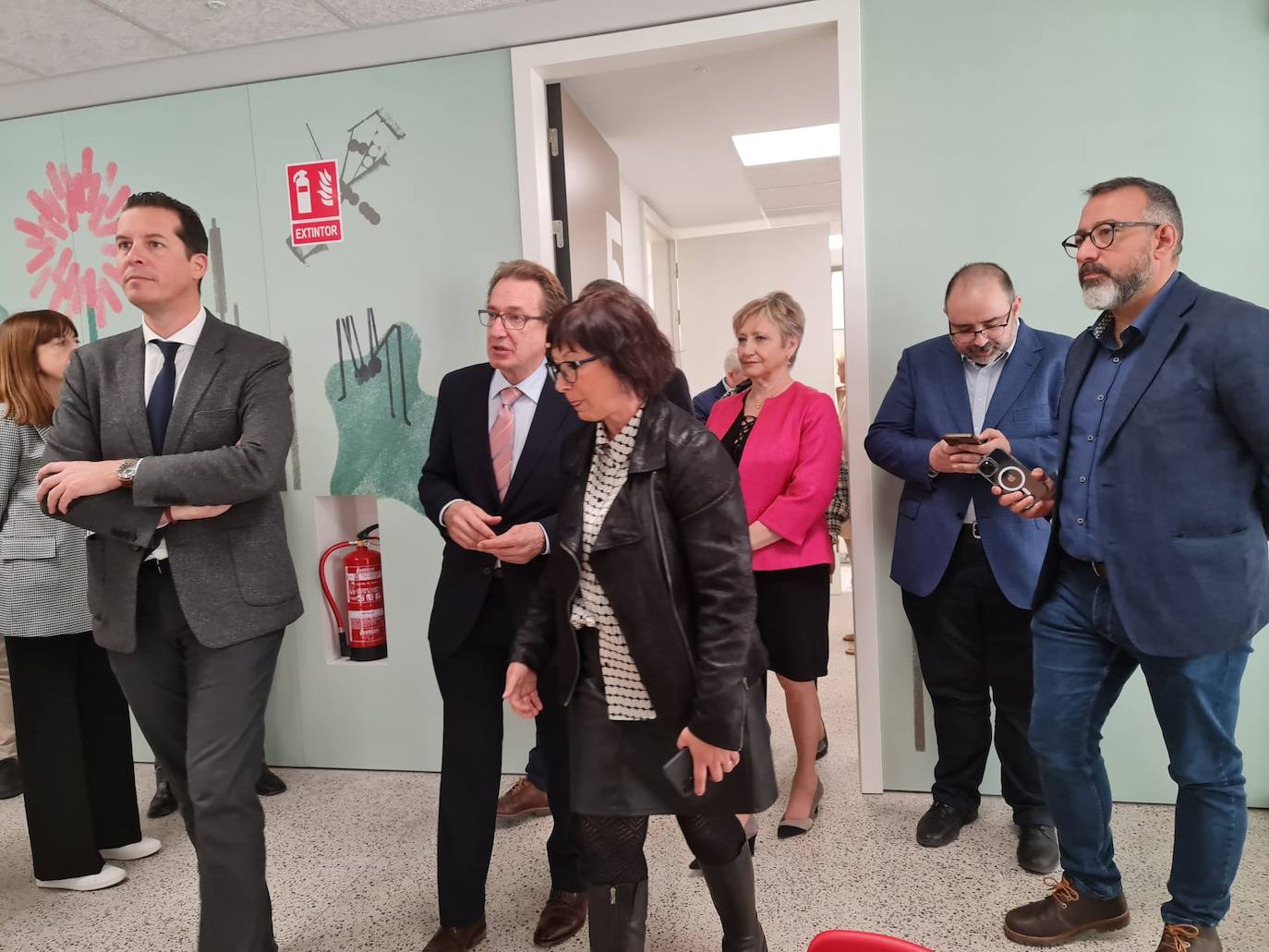 El alcalde de Elda, Rubén Alfaro, y el conseller de Sanidad, Miguel Mínguez, durante la visita a las nuevas instalaciones.