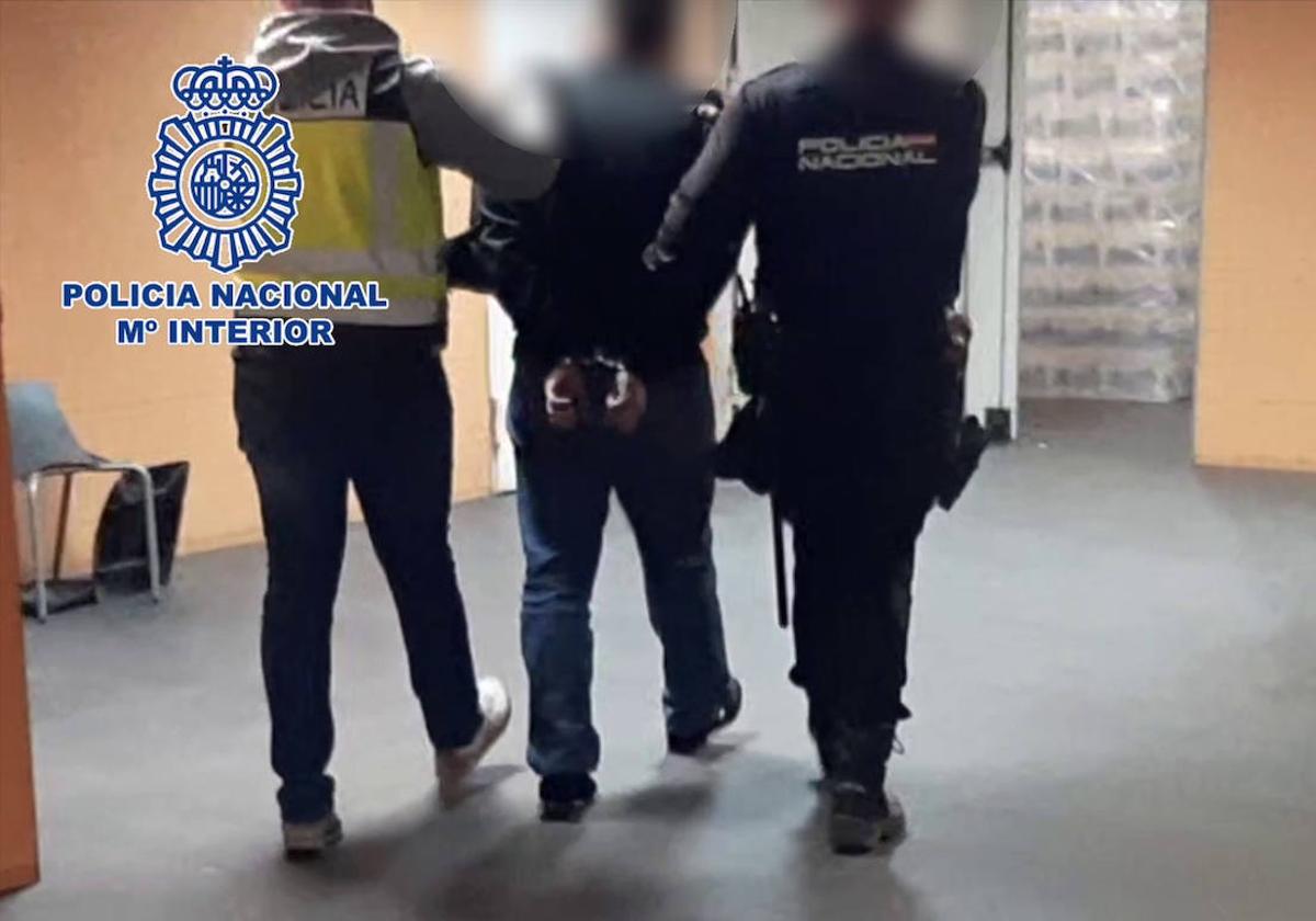 Imagen de la detención por parte de los agentes de la Policía Nacional.