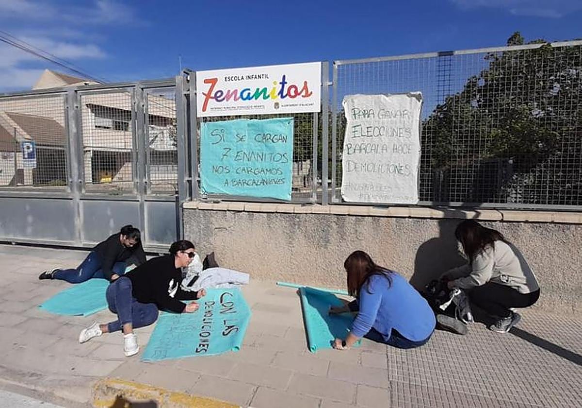Las madres del centro dibujan carteles contra el traslado a barracones