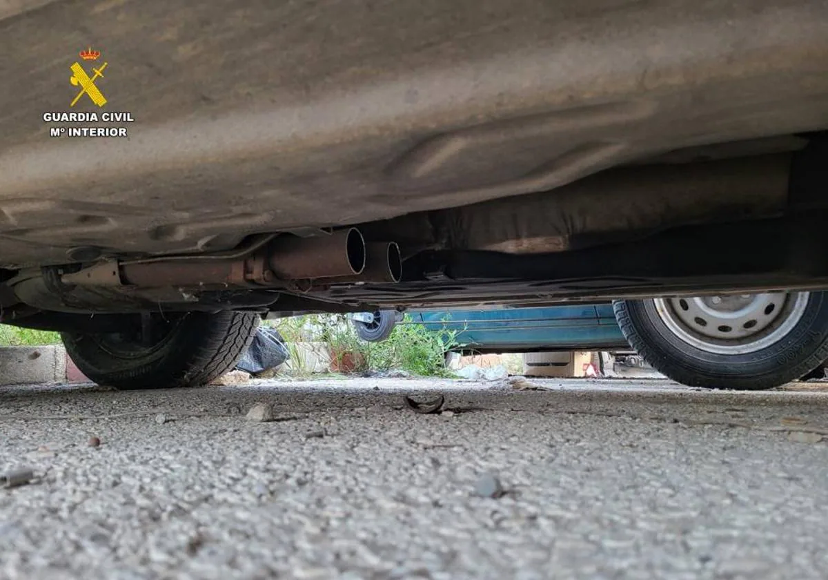 Imagen del bajo de un coche al que le han sustraído el catalizador.