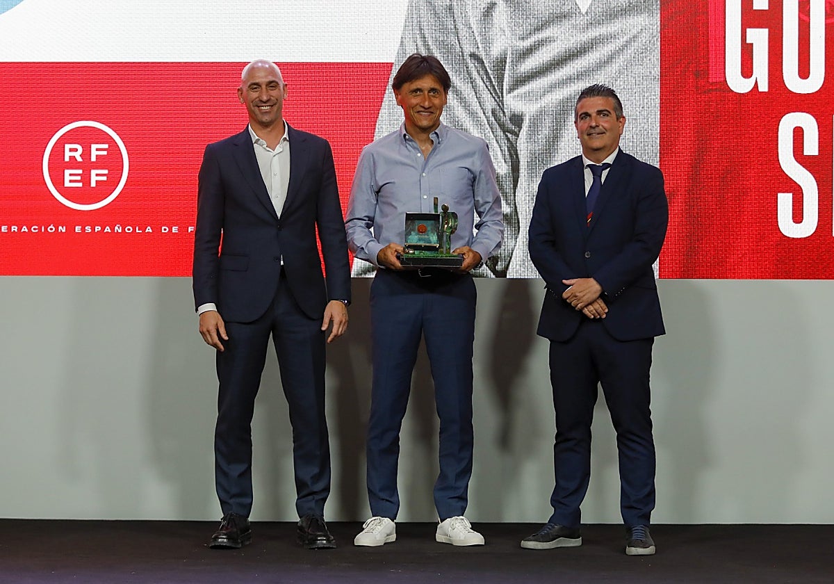 Siviero sostiene el galardón entre Luis Rubiales y David Gutiérrez.