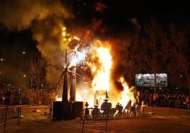 Cremà de la hoguera plantada en 2022 en Zaragoza, donde participaron los bomberos del SPEIS.