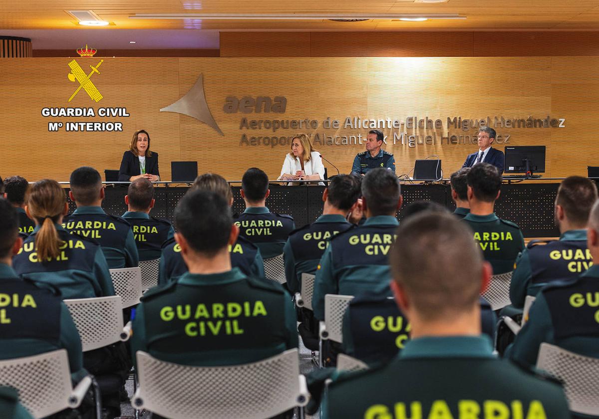 La Subdelegada de Gobierno en Alicante, Araceli Poblador Pacheco, y el Coronel Jefe de la Comandancia de Alicante, José Hernández Mosquera, durante el acto de presentación en el aeropuerto