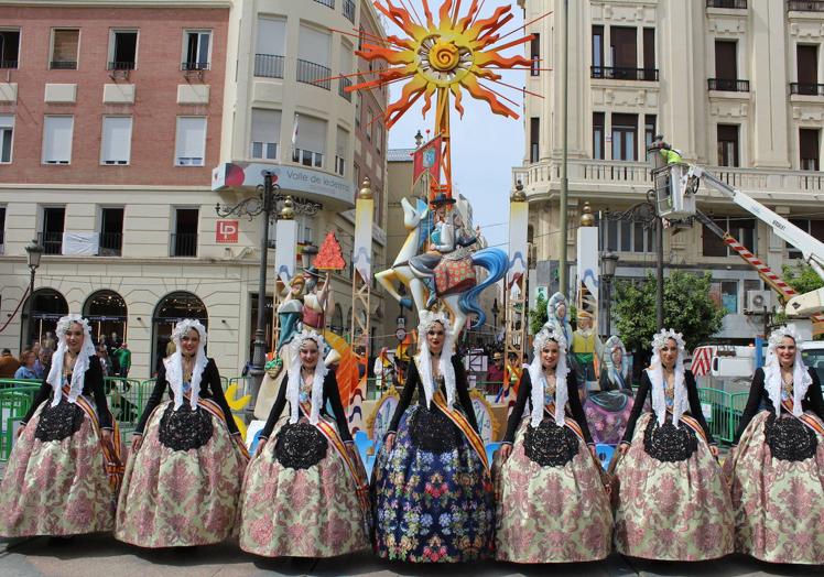 Imagen principal - 1: La bellea del foc y sus dames d'honor frente a la hoguera de las convivencias. 2: Momento de la elaboración del arroz. 3: Belén Mora reparte platos de arroz entre los cordobeses.