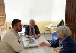 El concejal de Urbanismo, Adrián Santos, reunido con los vecinos de Villafranqueza.