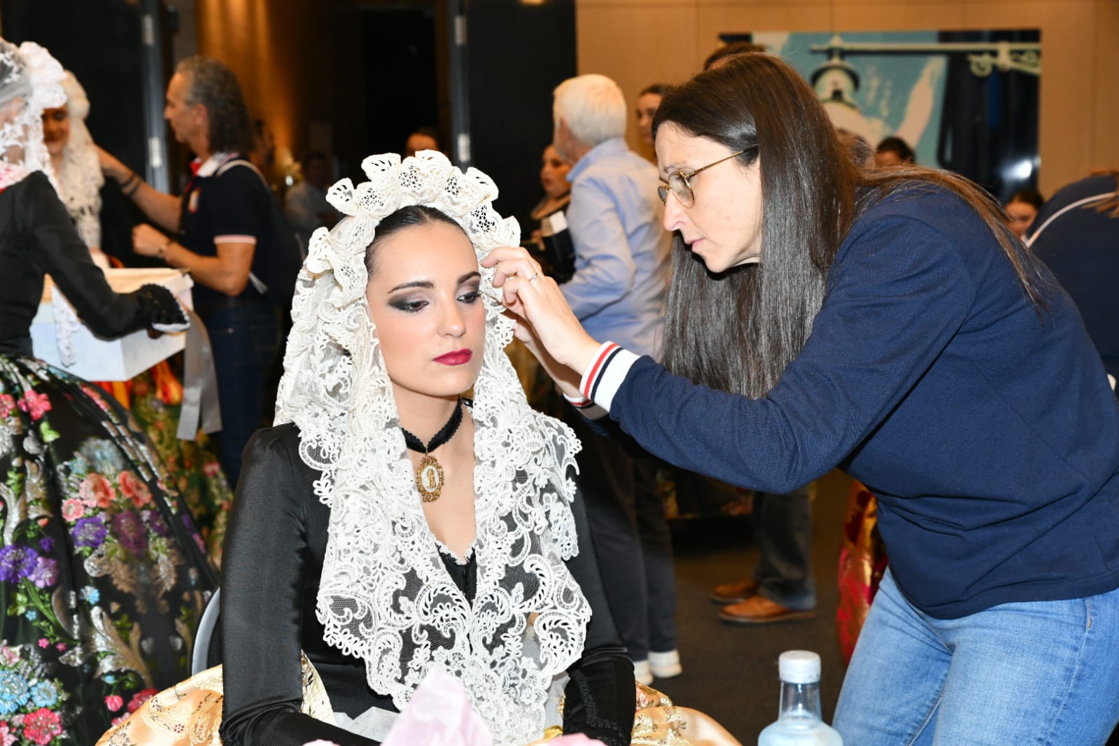 El color de las mujeres de fuego brilla con luz propia en la cena de gala de las convivencias