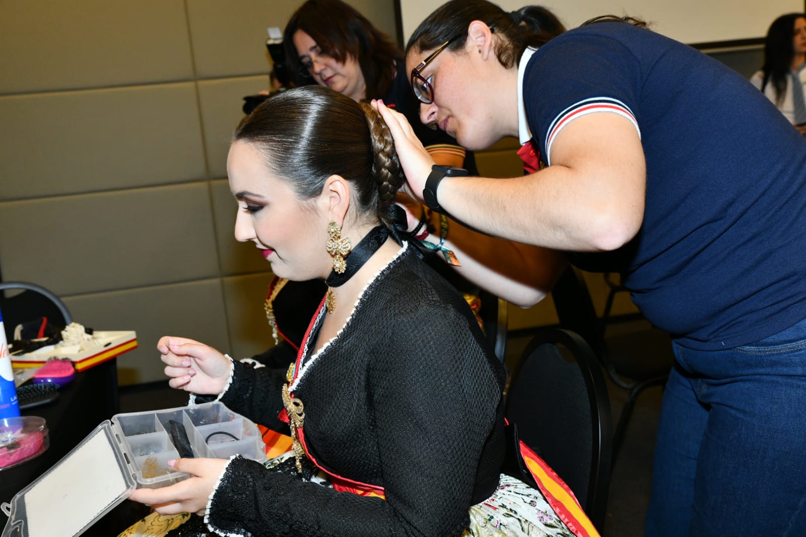 El color de las mujeres de fuego brilla con luz propia en la cena de gala de las convivencias