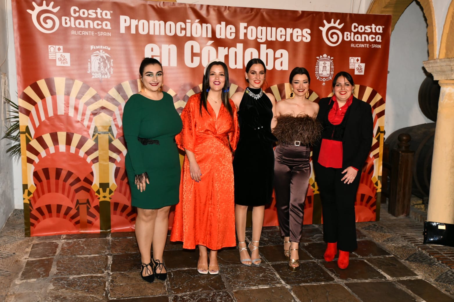 El color de las mujeres de fuego brilla con luz propia en la cena de gala de las convivencias