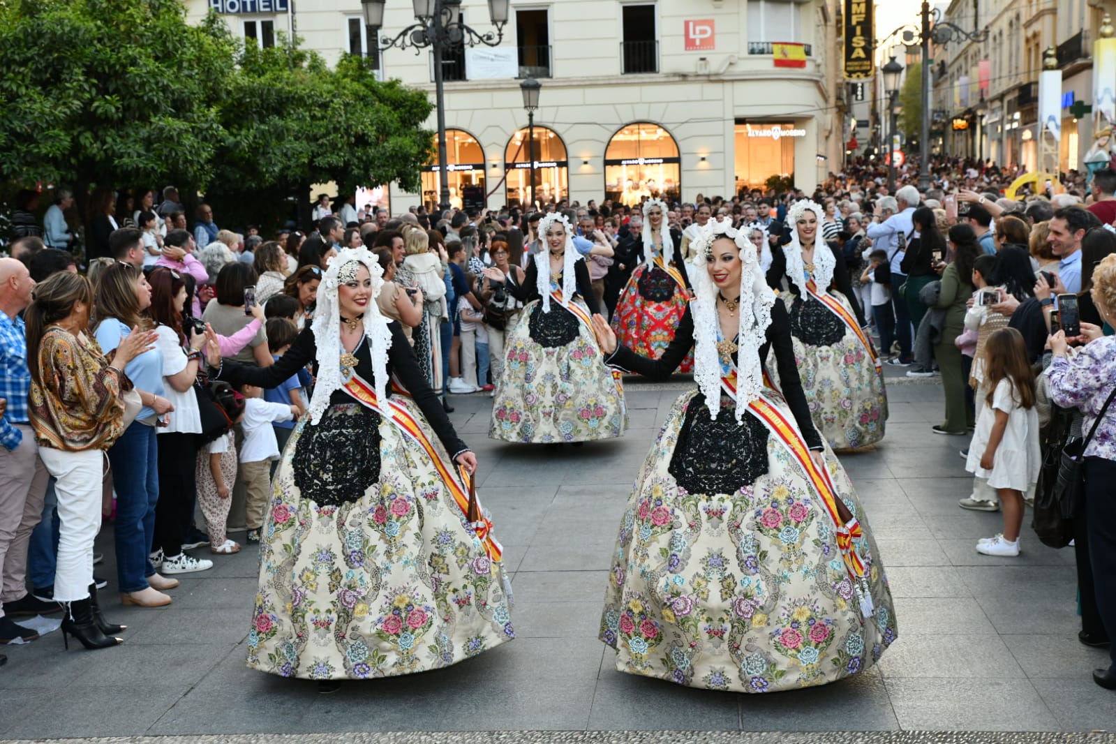 Las belleas promocionana Alicante en el corazón de Córdoba