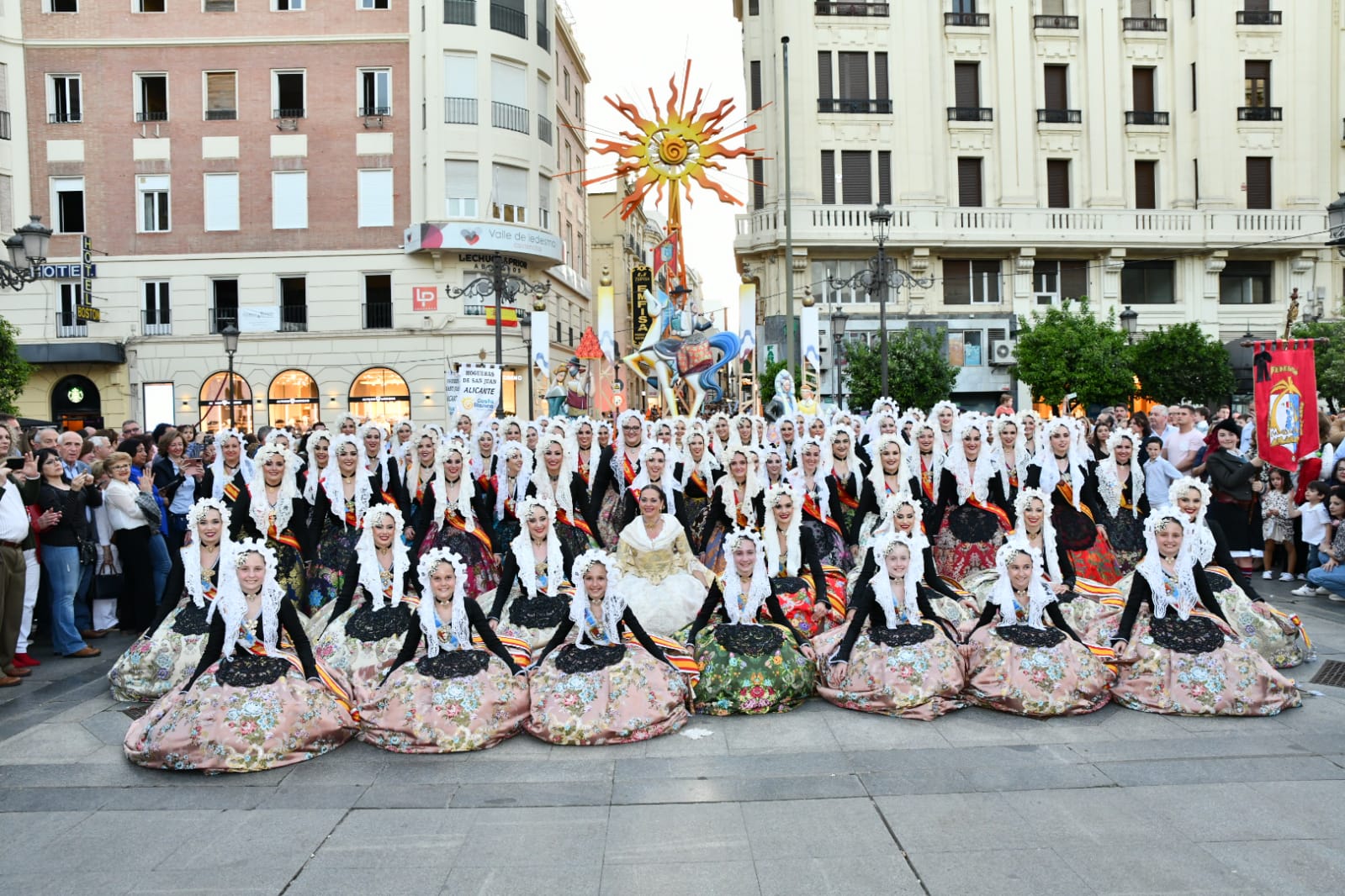 Las belleas promocionana Alicante en el corazón de Córdoba