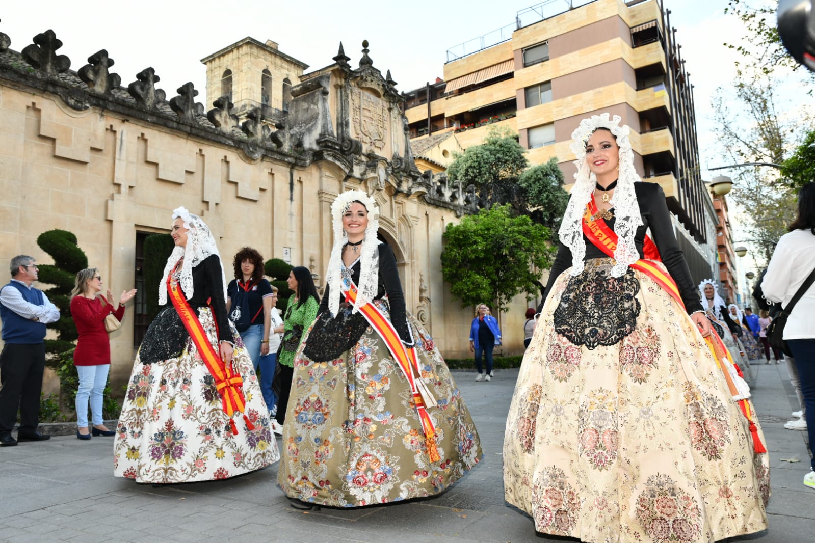 Las belleas promocionana Alicante en el corazón de Córdoba