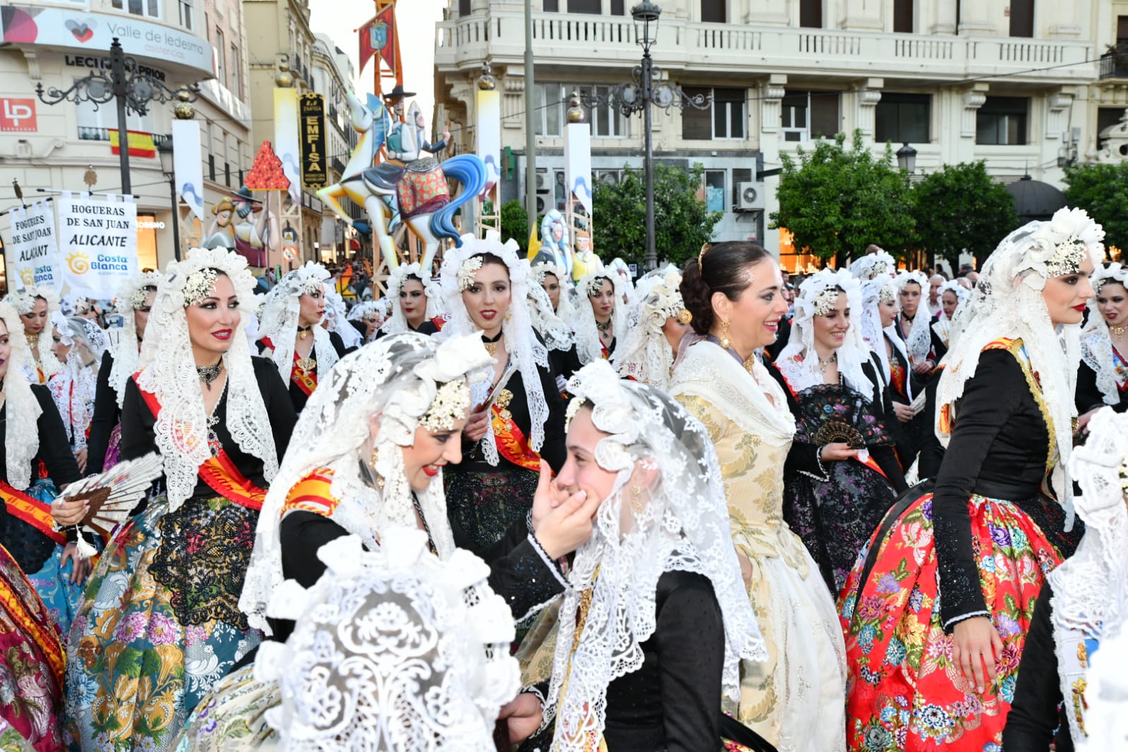 Las belleas promocionana Alicante en el corazón de Córdoba