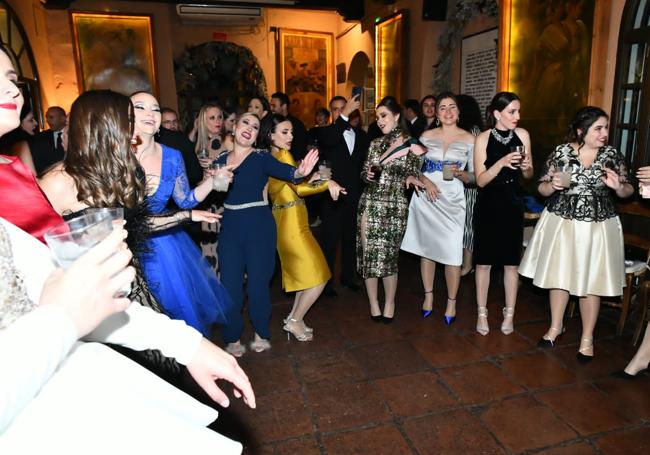 Momento de baile tras la cena de las 80 belleas de distritos de Alicante en Córdoba.