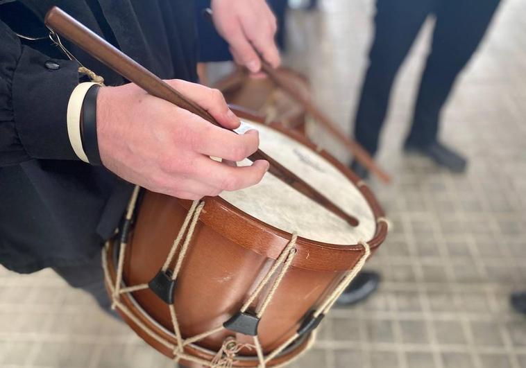 Una tamborrada y el pregón de Jaime Pérez dan la salida a la Semana Santa