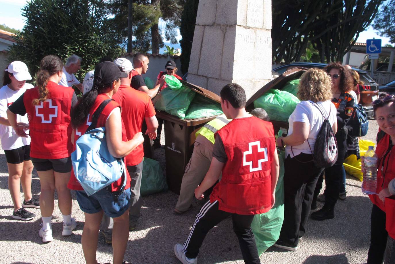 Donde no alcanza la Generalitat, llegan los vecinos