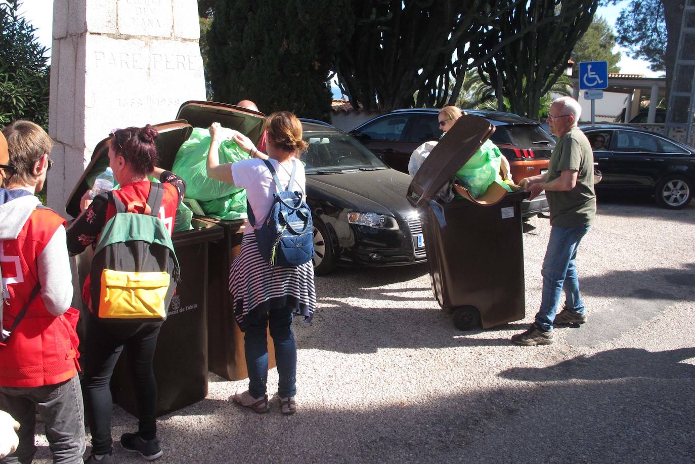 Donde no alcanza la Generalitat, llegan los vecinos