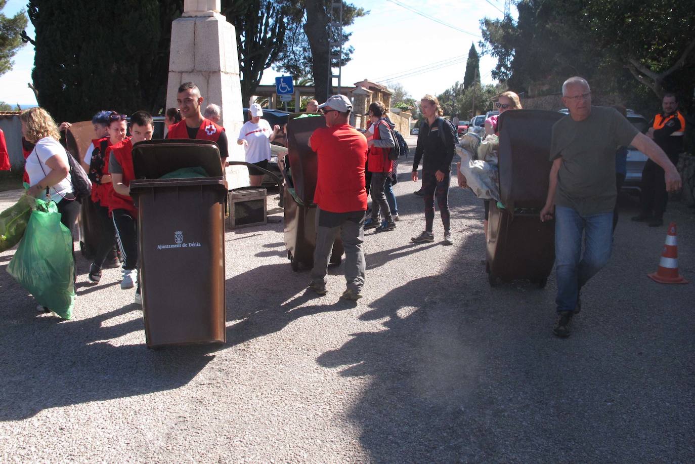 Donde no alcanza la Generalitat, llegan los vecinos