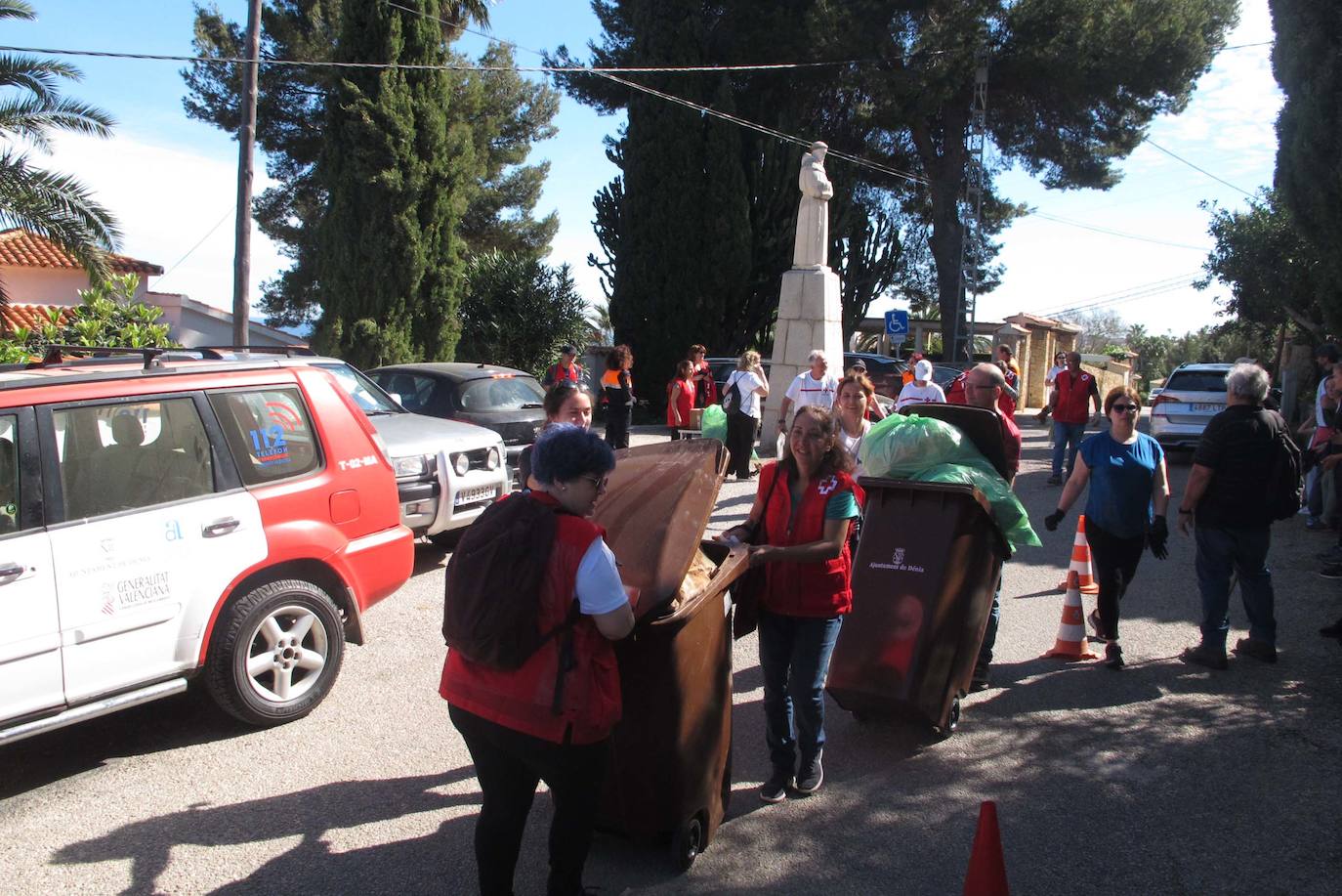 Donde no alcanza la Generalitat, llegan los vecinos