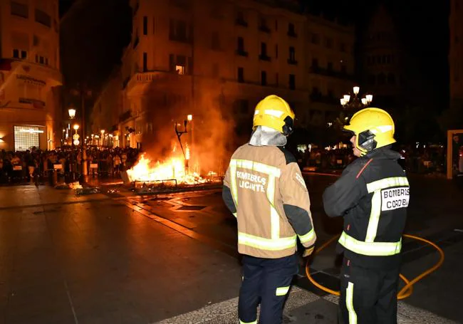 Bomberos de Alicante y Córdoba controlaron la cremà de las hogueras.