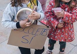 Dos niñas, en la protesta por el cierre de Siete Enanitos y el traslado a Els Xiquets.