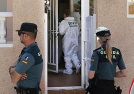 Agentes de la Unidad Científica de la Guardia Civil en el domicilio.
