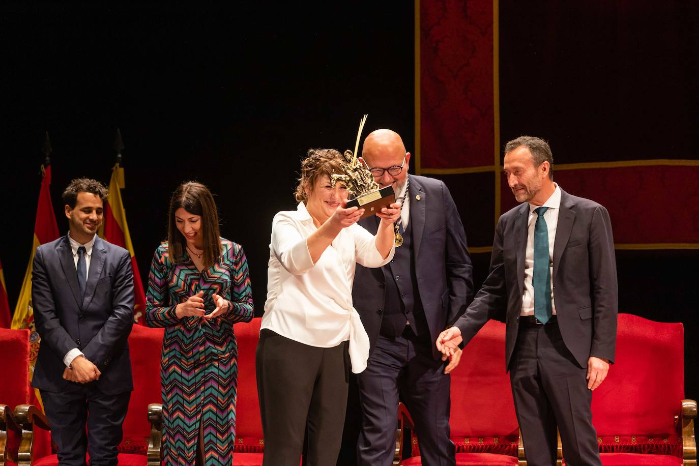 El emotivo pregón de María Asunción Berbegal pone en pie al Gran Teatro