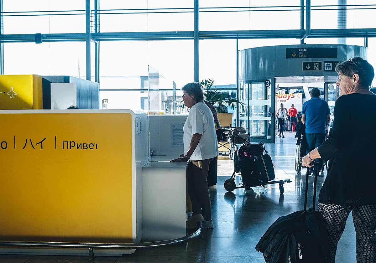 Turistas en el aeropuerto de Alicante-Elche