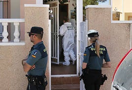 Los agentes en la puerta de la casa de la fallecida en Orihuela Costa.