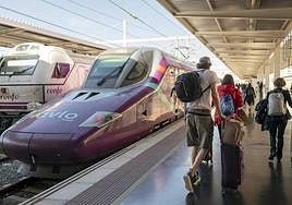 Una viajera busca su vagón en el estreno del Avlo Alicante-Madrid.