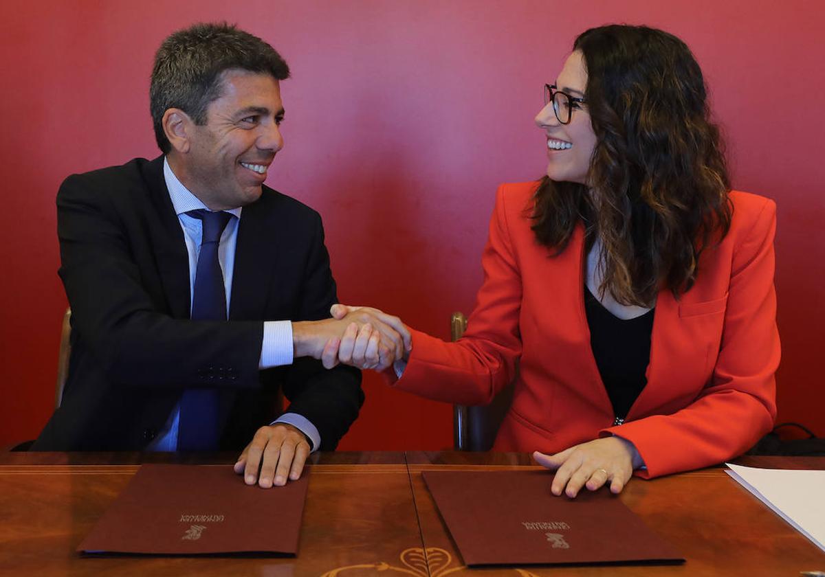 El presidente de la Diputación, Carlos Mazón, y la vicepresidenta del Consell, Aitana Mas, tras la rúbrica del acuerdo.