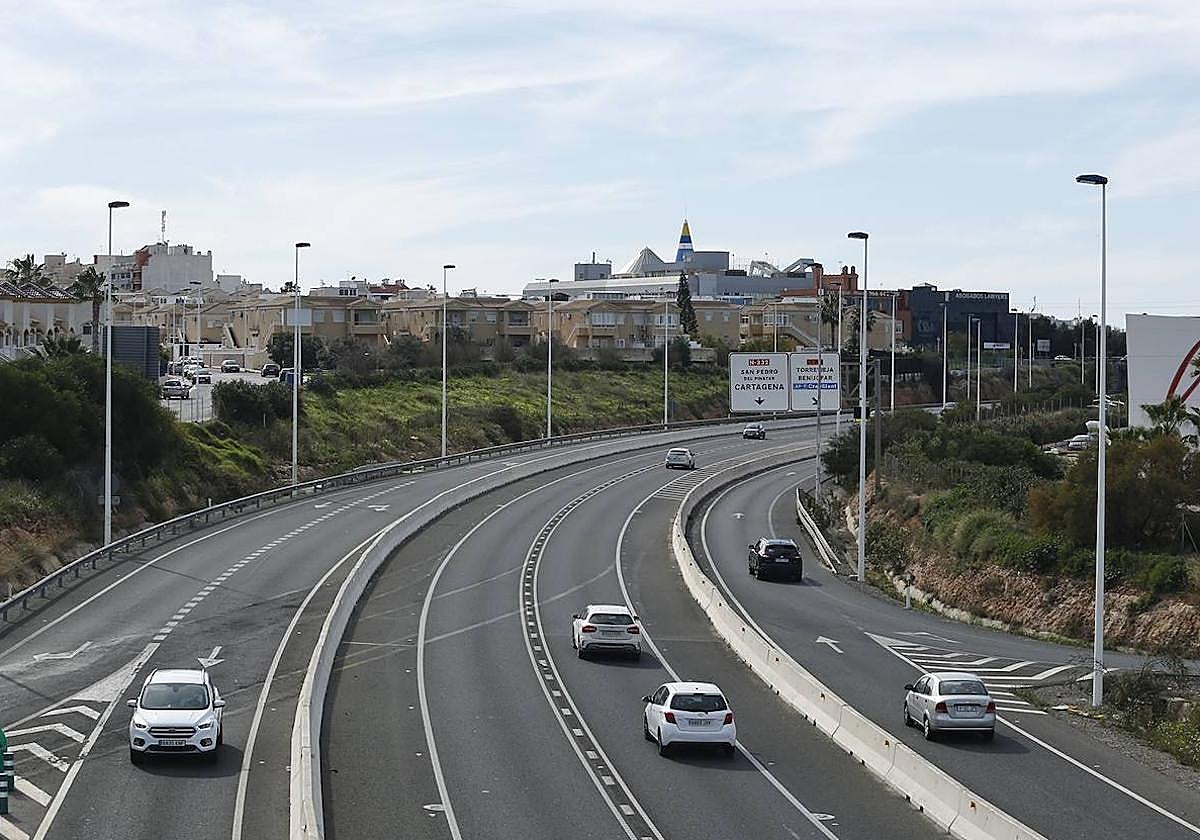 La N-332 a su paso por los cines del centro comercial Habaneras.