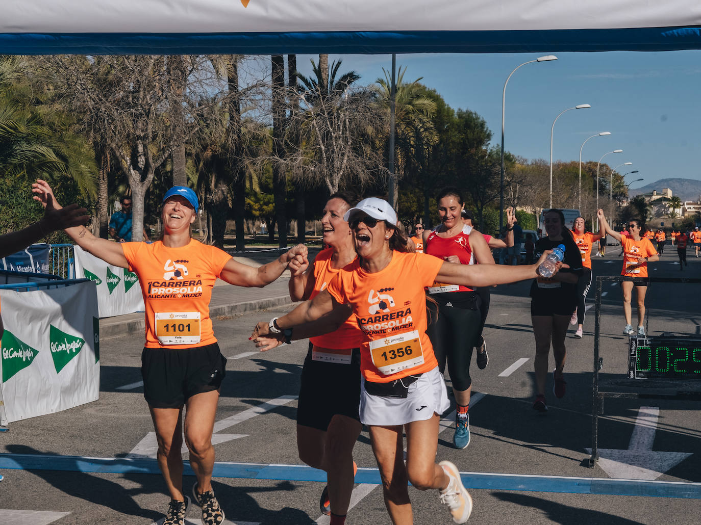 Casi 800 personas participan en la 1ª Carrera Prosolia Alicante Mujer