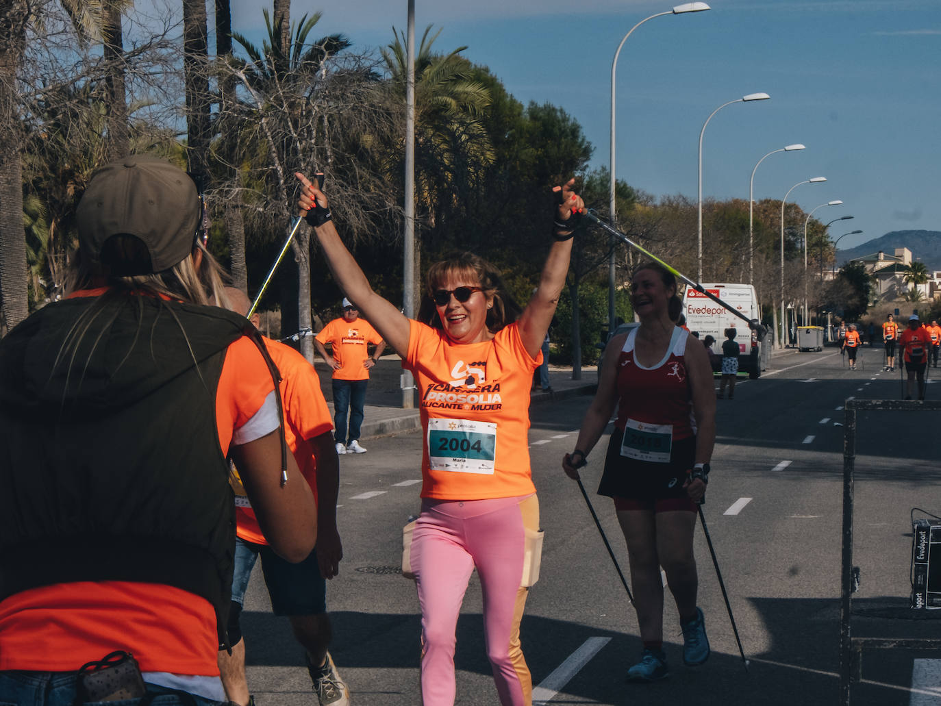 Casi 800 personas participan en la 1ª Carrera Prosolia Alicante Mujer