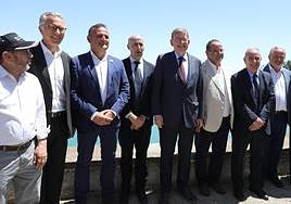 El presidente de la Generalitat, Ximo Puig, con los regantes del Júcar-Vinalopó en el embalse del Rollo, en Aspe, tras la firma del primer convenio de gestión en 2022.