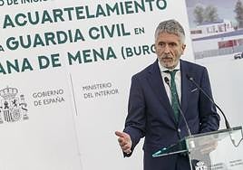El ministro del Interior, Fernando Grande-Marlaska, durante un discruso de la presentación de las obras del futuro acuartelamiento de la Guardia Civil de la localidad burgalesa de Villasana de Mena