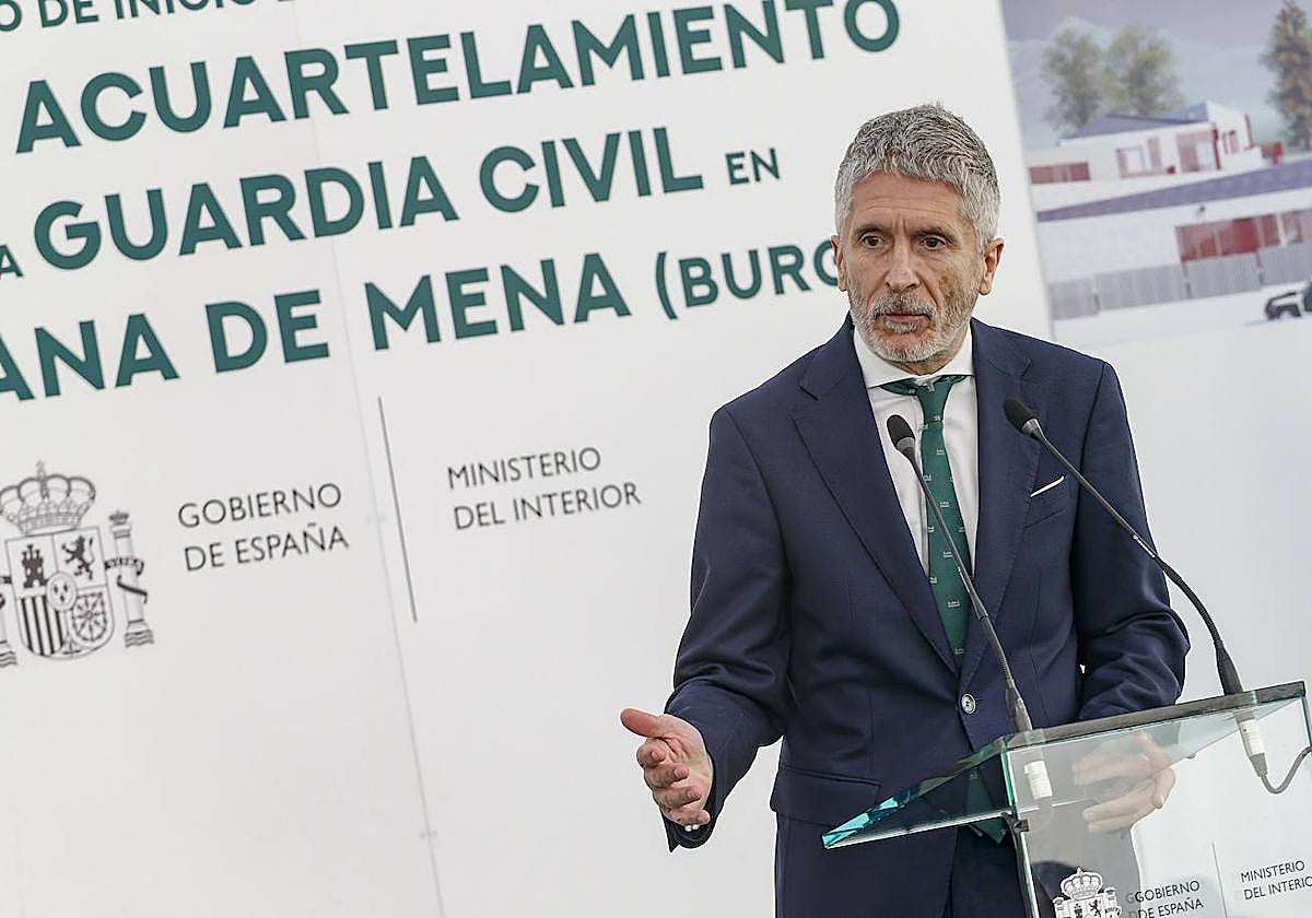 El ministro del Interior, Fernando Grande-Marlaska, durante un discruso de la presentación de las obras del futuro acuartelamiento de la Guardia Civil de la localidad burgalesa de Villasana de Mena