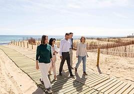 El alcalde de Elche y la directora general de Costas visitando la nueva pasarela de la playa de El Carabassí.