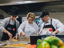 Voluntarios de esta entidad preparan un menú solidario para personas en riesgo de exclusión