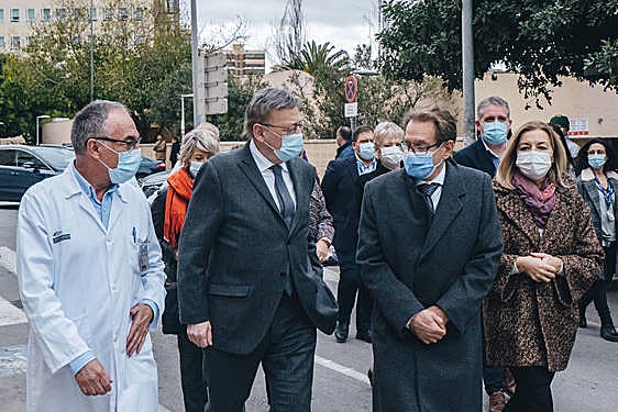 El conseller Mínguez (derecha) y el president Puig (centro) en una visita al Hospital General de Alicante.