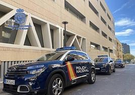 Imagen de archivo de una patrulla de la Policía Nacional en la Comisaría Provincial de Alicante