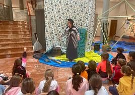 Los escolares atienden a una de las animaciones a la lectura